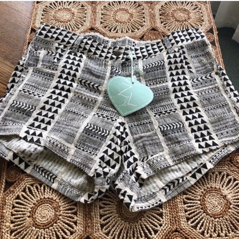 Z&L brand women’s tribal print boho shorts BNWT
